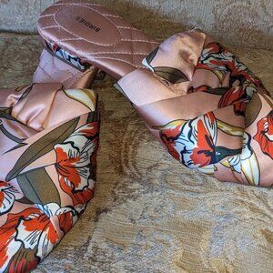 Birdies The Songbird Mule in Peach Floral. Size 8.